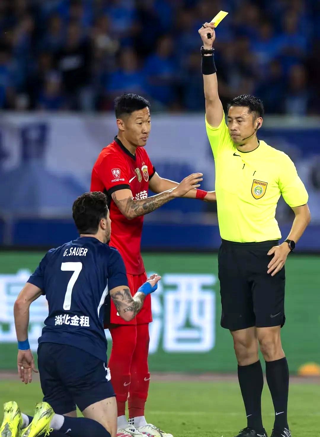 包含荷甲集结日再迎强敌,上海久事再遭质疑,主帅态度:管理层满意,轮换策略成焦点的词条